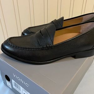 VIONIC NEW WOMENS WAVERLY LOAFERS.SIZE 10. BLACK. Never worn.